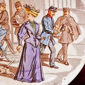 Антикварная Тарелка «У Почтового отделения», Фаянс Sarreguemines, Франция конец XIX века.