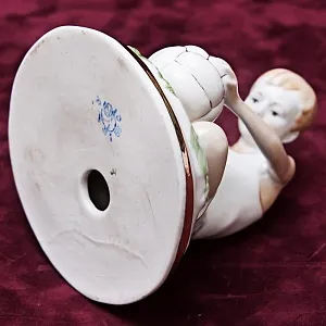 Фарфоровая статуэтка «Мальчик, надувающий мяч», «Красный фарфорист» Чудово, СССР -1956 год. 