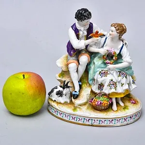 Антикварная Фарфоровая статуэтка «СВИДАНИЕ. ПТИЦА В РУКЕ», Aelteste Volkstedter Германия.