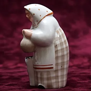 Фарфоровая статуэтка «Бабушка с котом и крынкой молока», ДФЗ Вербилки, СССР -1954–1965 годы.