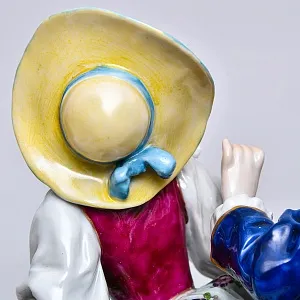 Антикварная Фарфоровая статуэтка «Влюбленная пара. Прятки у колодца», VOLKSTEDTER Германия.