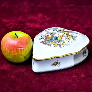 Фарфоровая Шкатулка - Бонбоньерка в форме сердца «Райская птица», Porcelain Limoges Castel Франция.