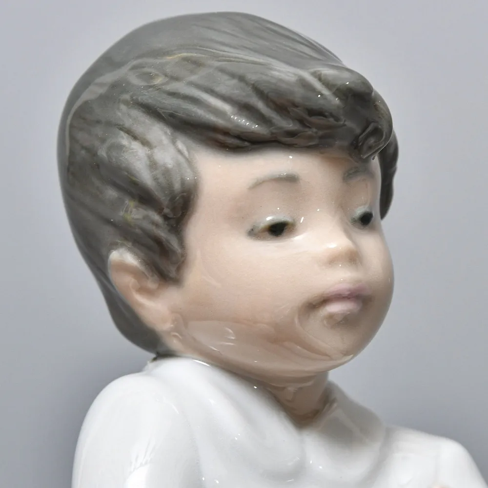 Коллекционная Фарфоровая статуэтка «Мальчик с паровозиком», NAO by Lladro Испания. 