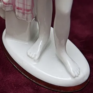 Коллекционная Фарфоровая Статуэтка «Юная помощница», ЛФЗ СССР - 1956 год.