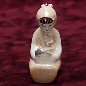 Авторская Фарфоровая статуэтка «Девочка с зеркалом», СССР Сысертский фарфоровый завод, 1960 - 1977 гг.