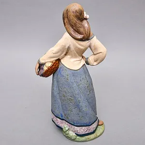 Большая Фарфоровая статуэтка «Девушка с корзиной фруктов», Lladro серия Грес, Испания.