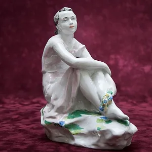 Коллекционная Фарфоровая Статуэтка «На отдыхе - девушка с букетом», ЛФЗ СССР -1963 г