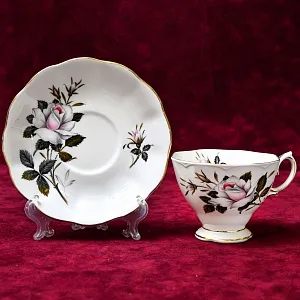 Коллекционная Фарфоровая Чайная пара «Посланница Королевы», ROYAL ALBERT Англия, вторая половина ХХ века.