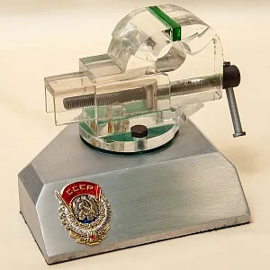 Настольный Сувенир - Памятный Подарок - «Слесарные Тиски» Металл, Оргстекло - СССР - 70 гг.