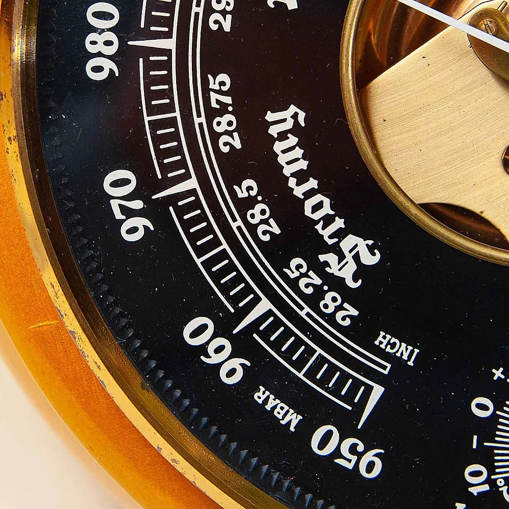 Винтажный Барометр - Термометр -  в Деревянном корпусе СССР 80 -е годы.