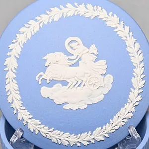 Шкатулка - Бонбоньерка «Античная колесница», фарфор ВЕДЖВУД / WEDGWOOD, Англия, вторая половина ХХ века.