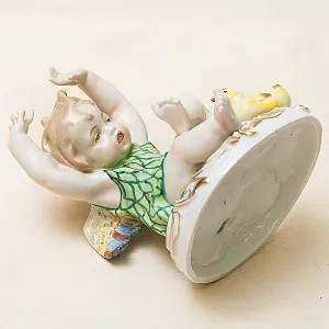 Коллекционная Фарфоровая статуэтка «Девочка-Ангел и Цыпленок» SANDIZELL Германия.