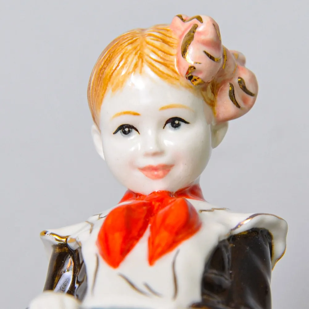 Авторская Коллекционная Фарфоровая Статуэтка «Школьница - Пионерка с портфелем», Россия.