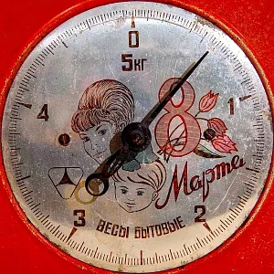 Редкость! «8-е МАРТА» Винтажные Советские Бытовые Кухонные Весы на 5 кг., СССР - 1967 год.