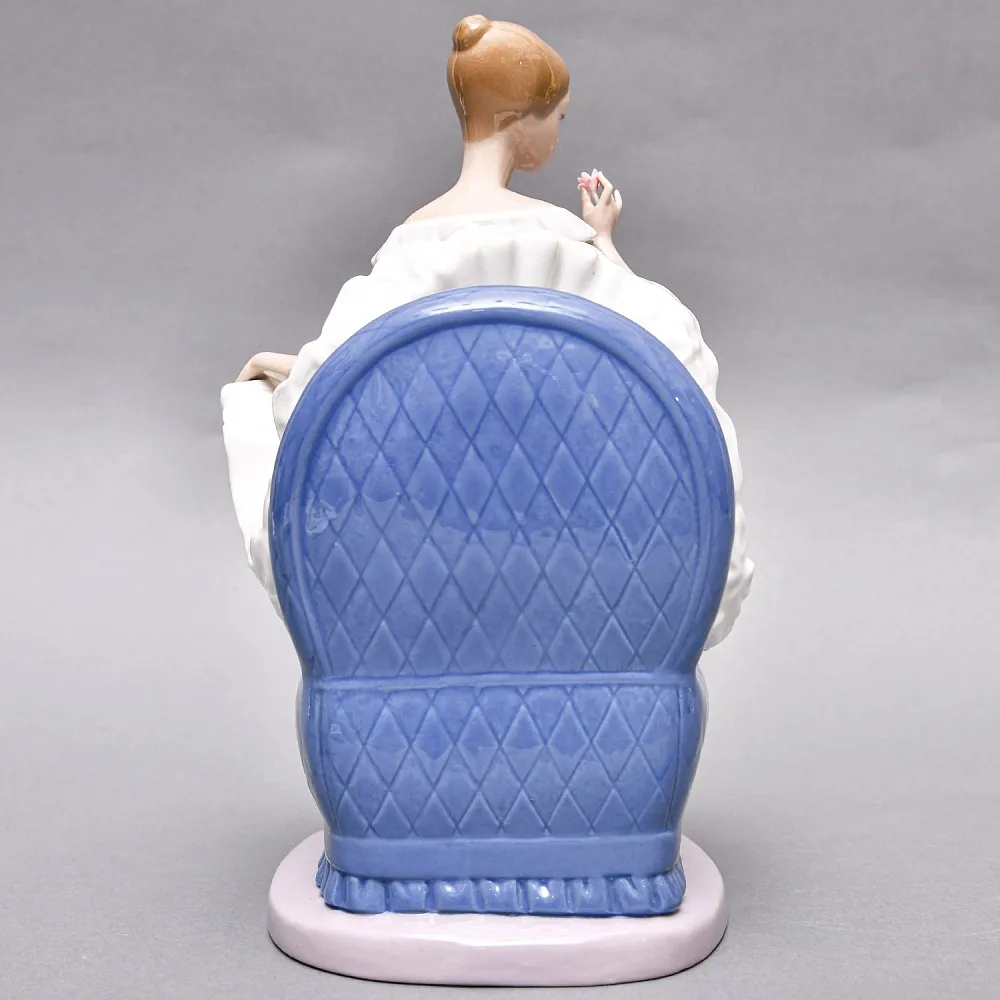 Коллекционная Фарфоровая статуэтка «Балерина в кресле с цветком», Nao by Lladro Испания.