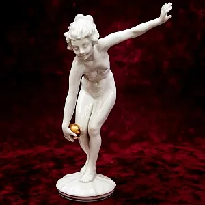 Фарфоровая Статуэтка «Девушка с мячом», Hutschenreuther,  Германия - 1955-1968 годы.