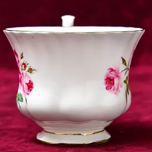 Коллекционная Фарфоровая Чайная пара «Садовая Роза», ROYAL ALBERT Англия, вторая половина ХХ века.