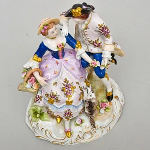 Коллекционная Фарфоровая статуэтка «Свидание. Дама, кавалер и собачка», SITZENDORF Германия.