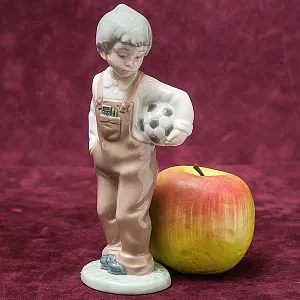 Коллекционная Фарфоровая статуэтка «Маленький футболист» NAO by Lladro, Daisa, Испания -1988 год.