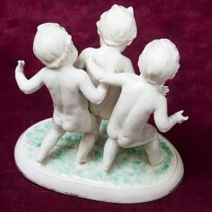 Коллекционная Фарфоровая статуэтка «Путти с мячом», Германия - середина ХХ века. 