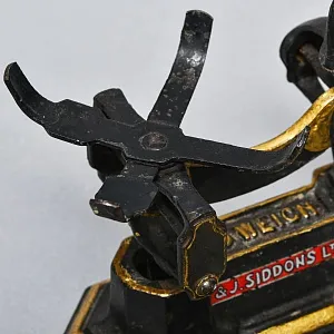 Антикварные Кухонные Весы с чашкой для сыпучих продуктов на 1 фунт, Англия начало ХХ века.