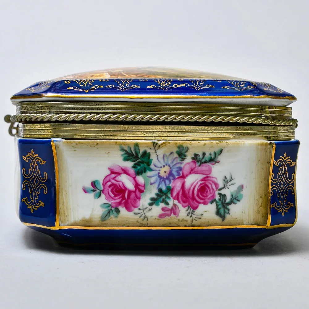 Винтажная Фарфоровая Шкатулка «Свидание в саду», Франция - первая половина ХХ века.