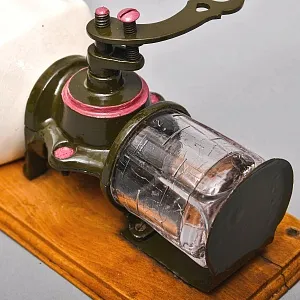 Старинная Настенная Ручная Механическая Кофемолка «GARANTI» Бельгия.