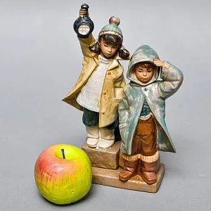 Коллекционная Фарфоровая статуэтка «Дети с фонарем», Lladro серия Грес, Испания.