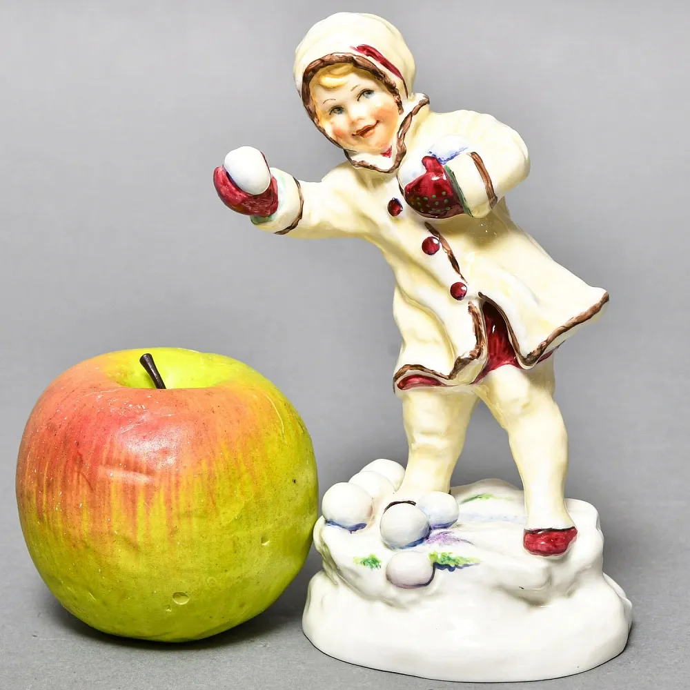 Авторская Фарфоровая статуэтка «Девочка со снежком», Royal Worcester Англия.