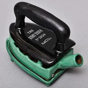 Редкость! Винтажный Газовый Утюг №375 на подставке RHYTHM Англия 50-е годы ХХ века.