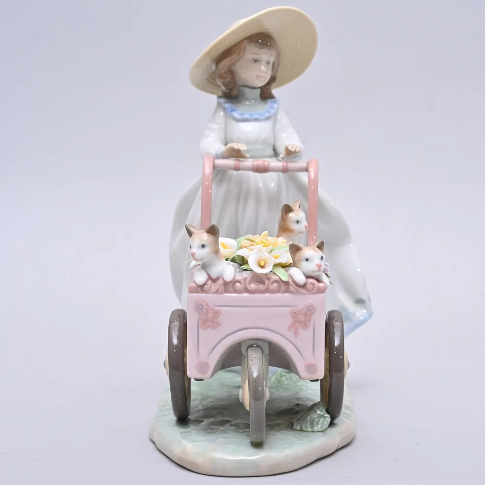 Авторская Фарфоровая статуэтка «Девочка с тележкой цветов и котятами», Lladro Испания.