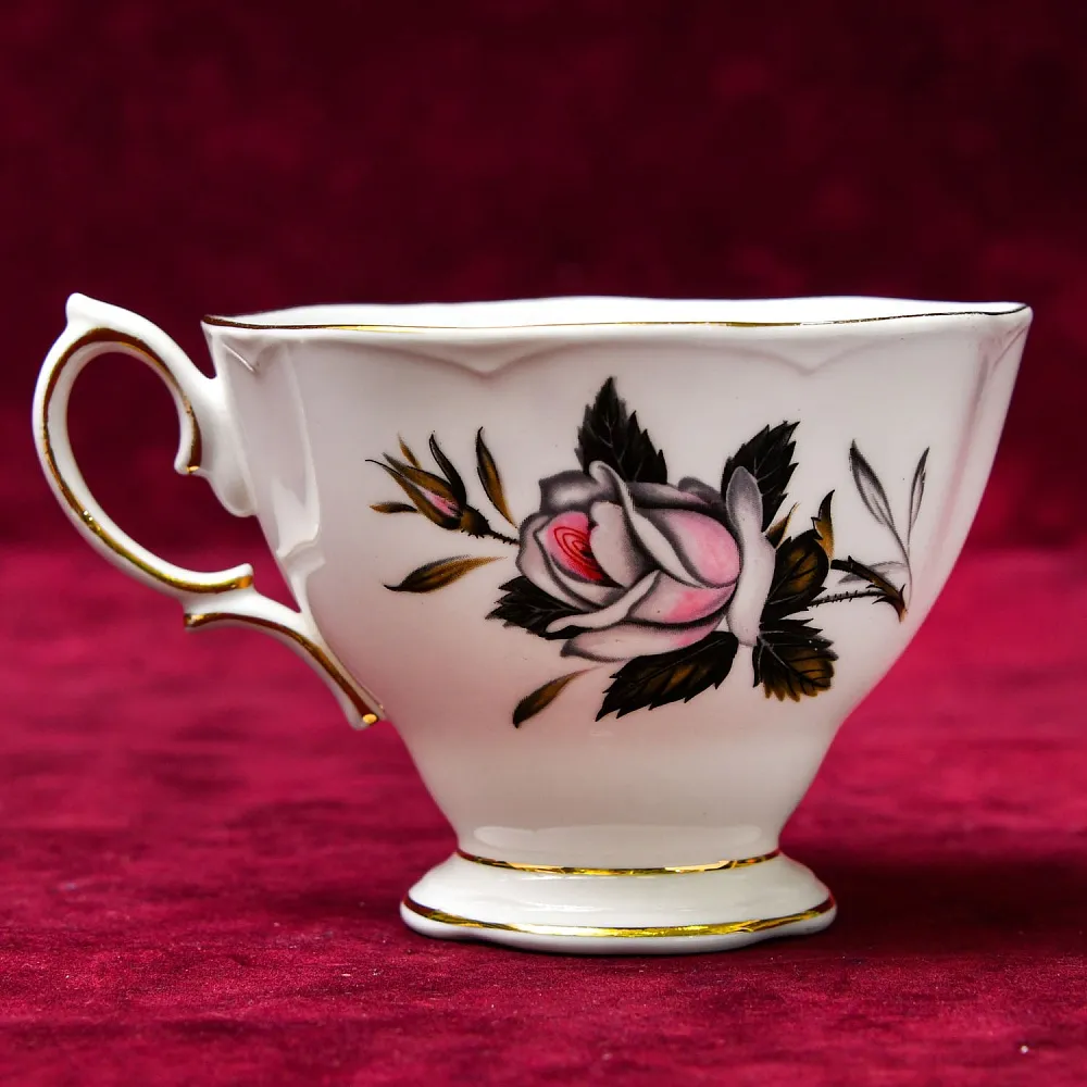 Коллекционная Фарфоровая Чайная пара «Посланница Королевы», ROYAL ALBERT Англия, вторая половина ХХ века.