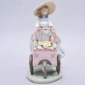 Авторская Фарфоровая статуэтка «Девочка с тележкой цветов и котятами», Lladro Испания.