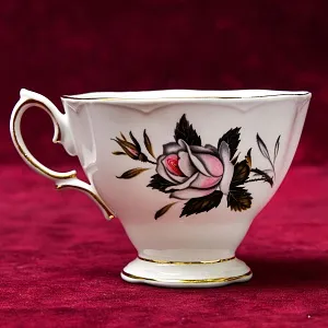 Коллекционная Фарфоровая Чайная пара «Посланница Королевы», ROYAL ALBERT Англия, вторая половина ХХ века.