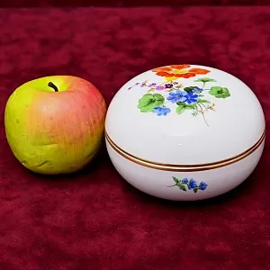 Шкатулка - Бонбоньерка круглой формы из коллекции «BLUMEN», Фарфор MEISSEN Германия.