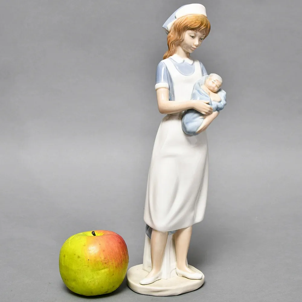 Коллекционная Фарфоровая статуэтка «Медсестра с младенцем», NAO by Lladro Испания.