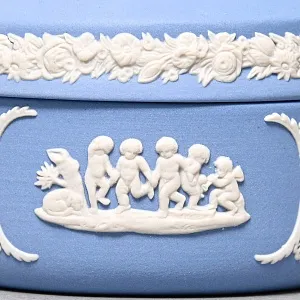 Шкатулка - Бонбоньерка «Античный мотив», фарфор ВЕДЖВУД / WEDGWOOD, Англия, вторая половина ХХ века.