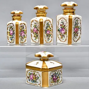 Антикварный Парфюмерный набор - три Флакона и Шкатулка, Limoges Франция, конец XIX - начало ХХ века. 