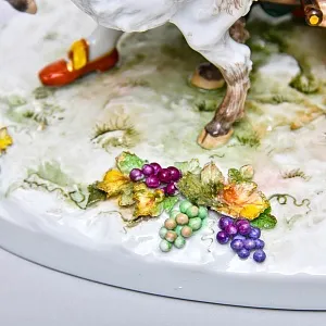 Коллекционная Фарфоровая статуэтка «Сбор винограда», Германия - вторая половина ХХ века. 