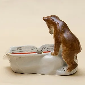 Фарфоровая статуэтка «Медведь с книгой», Октябрьский (Башкирский) фарфоровый завод СССР, 70-е гг.