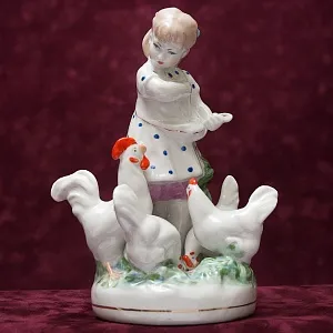 Фарфоровая Статуэтка «Девочка с курами» СССР ДФЗ Дулево -1956 год. 