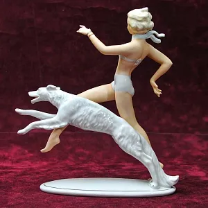 Коллекционная Фарфоровая статуэтка «Девушка с собакой. Бегущие», Schau Bach Kunst Германия - 1953 год.