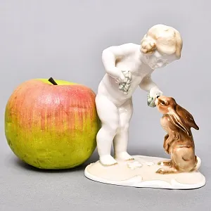 Коллекционная Фарфоровая статуэтка «Девочка и кролик», Hutschenreuther Германия,1955 - 1968 годы.