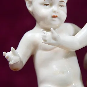 Коллекционная Фарфоровая статуэтка «Путти с мячом», Германия - середина ХХ века. 