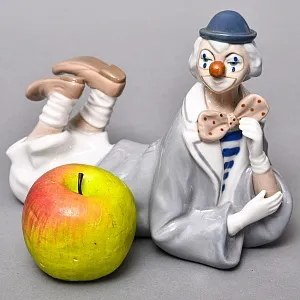 Коллекционная Фарфоровая статуэтка «Клоун в галстуке - бабочке», Casades Испания, вторая половина ХХ века.