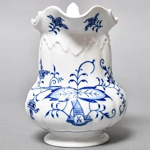 Фарфоровый молочник - сливочник на ножках «Луковый узор», MEISSEN Германия - 1992 год.