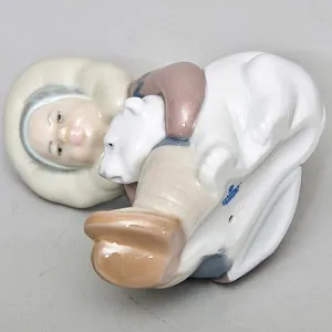 Коллекционная Фарфоровая статуэтка «Мальчик эскимос с медвежонком», Lladro Испания, 1972 - 2007 годы.
