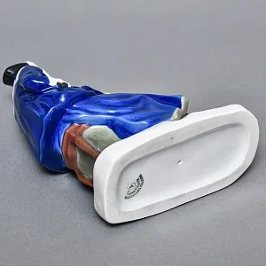 Антикварная фарфоровая статуэтка «Дама с горностаевой муфтой», Fraureuth Германия, 1919 - 1926 годы. 