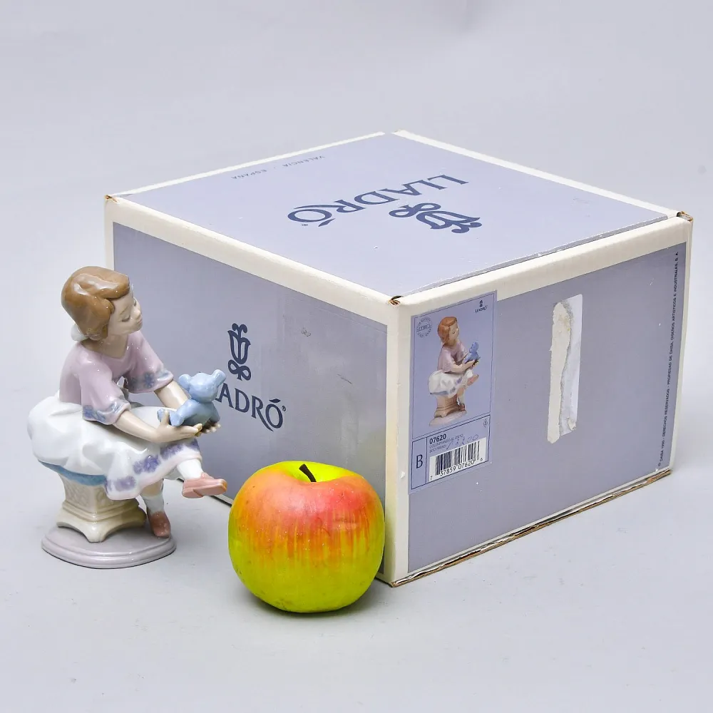 Авторская Фарфоровая статуэтка «Девочка с плюшевым мишкой», Lladro Испания - 1993 год.