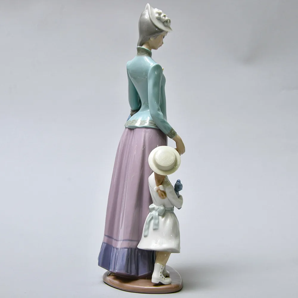 Коллекционная Фарфоровая статуэтка «На прогулке. Дама и девочка», Lladro Испания. 